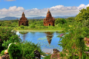 Kleiner Teich mit Stupas in der ' Ebene der 2000 Pagoden ', Historische Königsstadt Bagan, Myanmar Kleiner Teich mit Stupas in der ' Ebene der 2000 Pagoden ', Historische Königsstadt Bagan, Myanmar